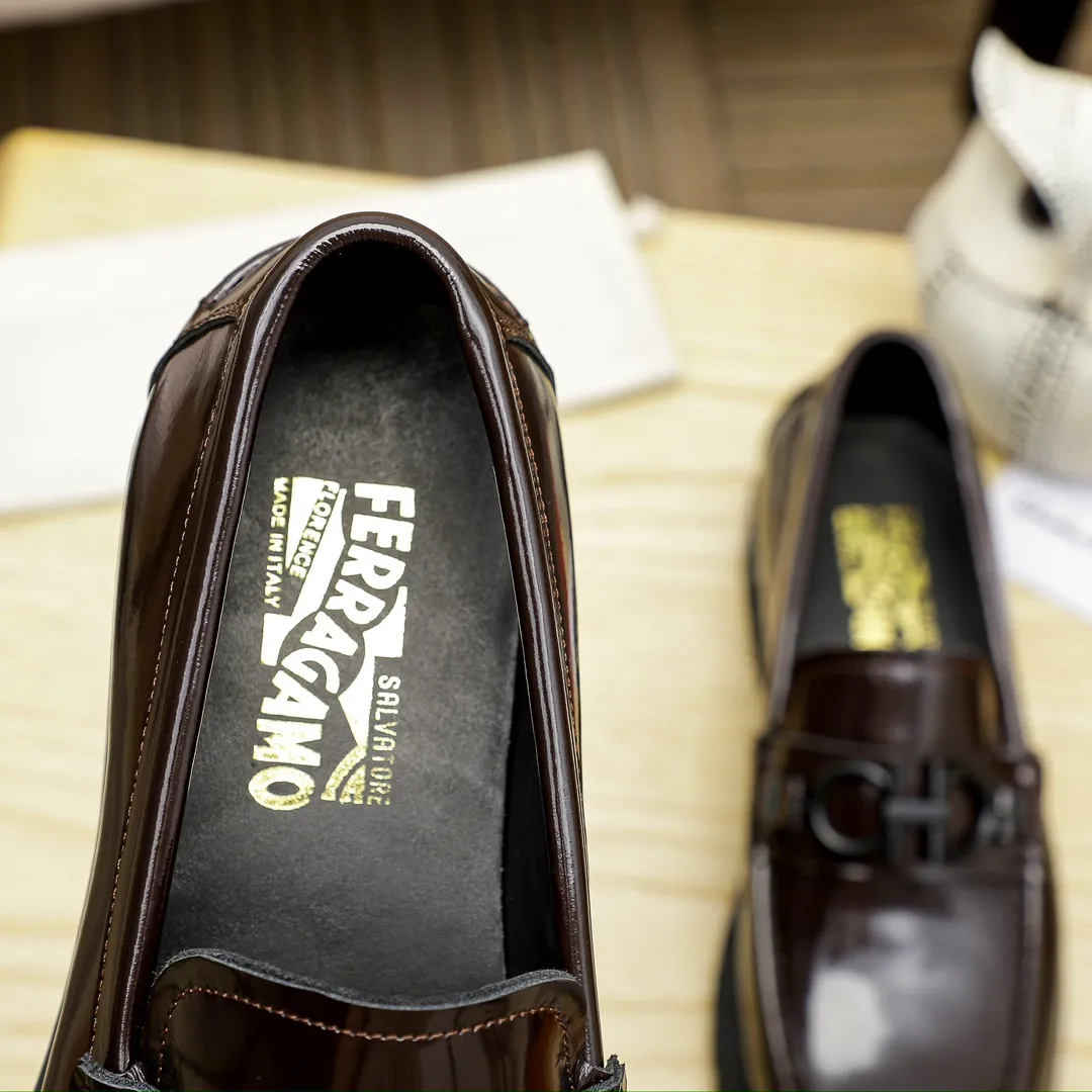 Factory price 440 🔥Ferragamo's new men's casual slip-on shoes🇨🇳Official website original 1:1 mold opening, original quality💯Fine workmanship, high-end luxury☘The upper is made of imported Italian first-layer cowhide🌴🐂Leather lining🍓Rubber wear-resistant and non-slip outsole, breathable and comfortable to wear🍍The first choice for high-taste men🍉2 colors available! Code number 39-44 (38.45. Can be customized)